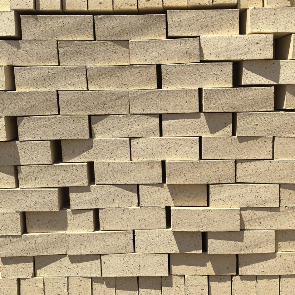 Agate Travertine Face Brick featuring an elegant beige-cream color profile and a rugged, pitted stone-like texture for premium masonry.